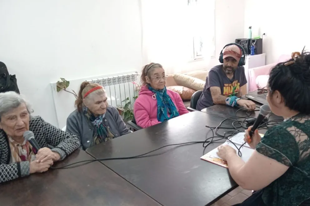 Un grupo de personas mayores hace streaming los domingos